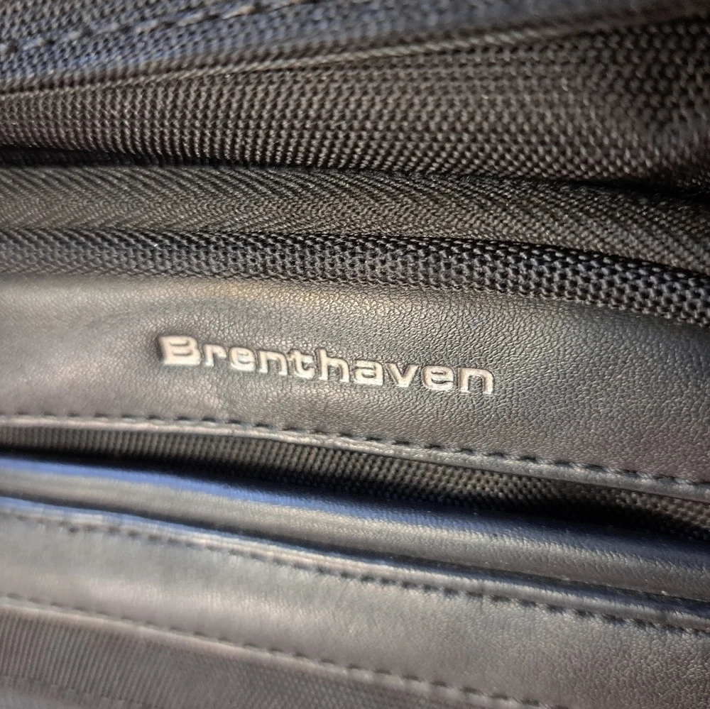 Brenthaven Elliott Deluxe Laptop & Tablet Messenger Bag